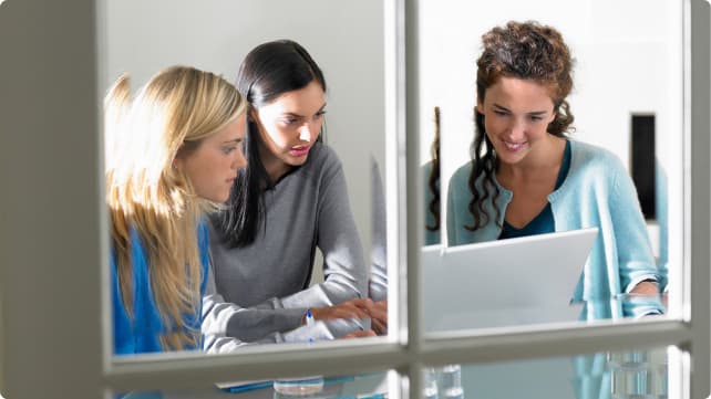 business-women-working-smiling